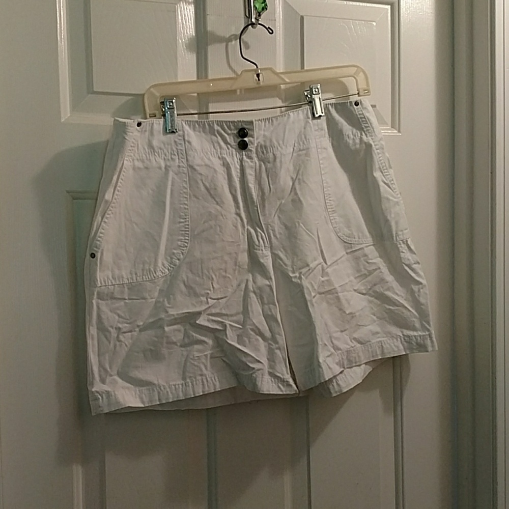 White shorts with pockets